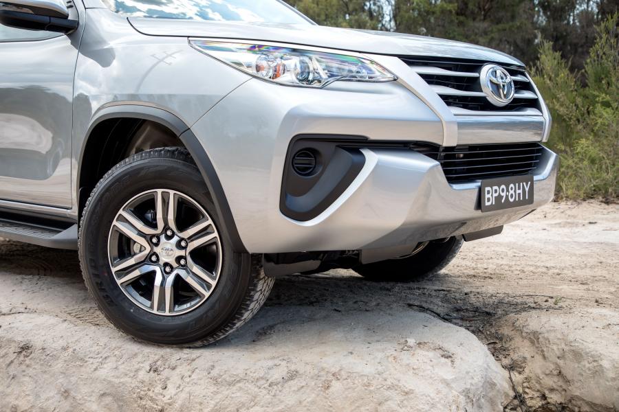 Детали экстерьера Toyota Fortuner GX (AN160) 2015 года  (AU) (фото 12 из 14)